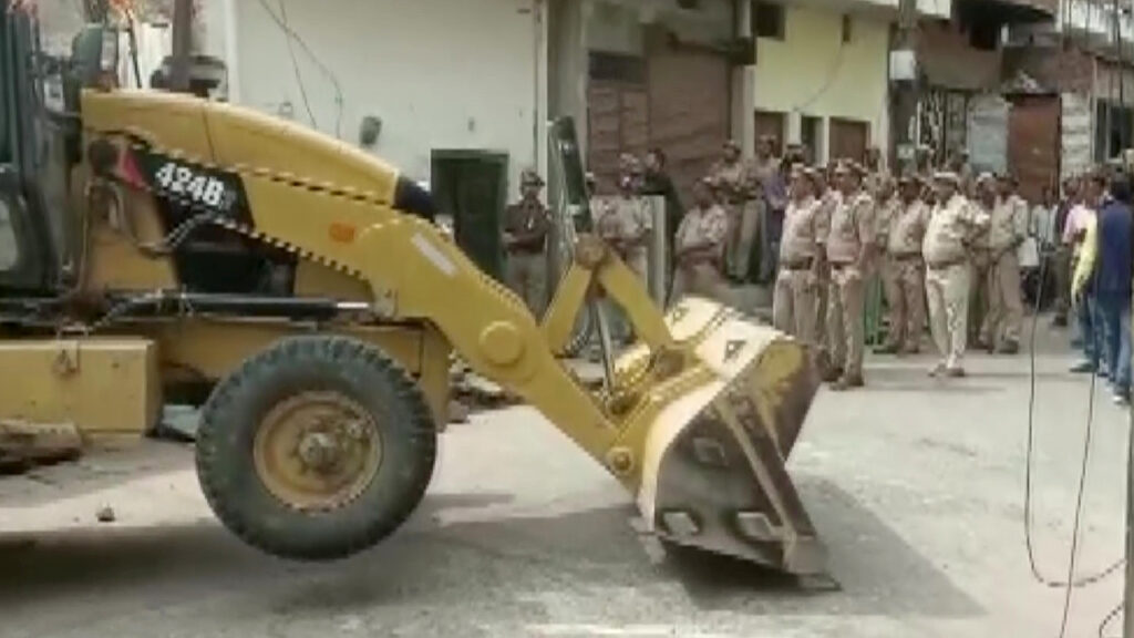 यूपी के नगर निकायों में अवैध कब्जों पर चलेगा बुलडोजर