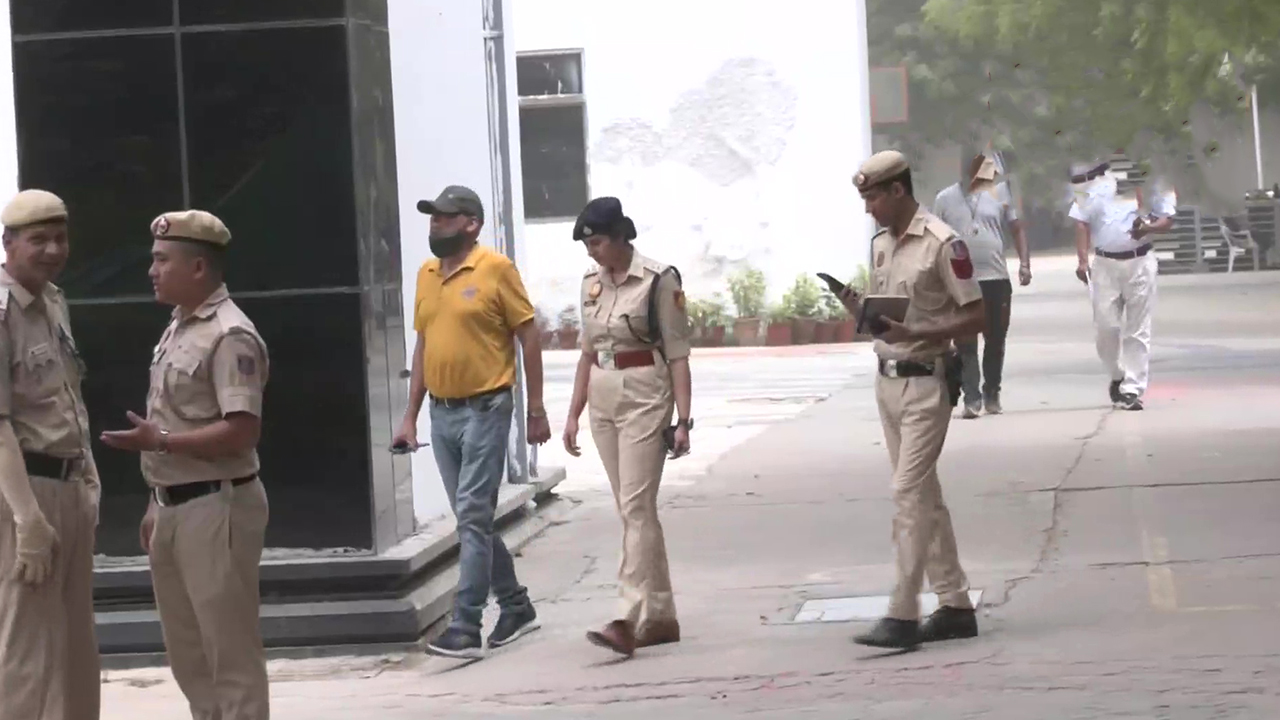 Photo: ANI/Twitter/साउथ दिल्ली के स्कूल को बम से उड़ाने की धमकी भरा मिला मेल