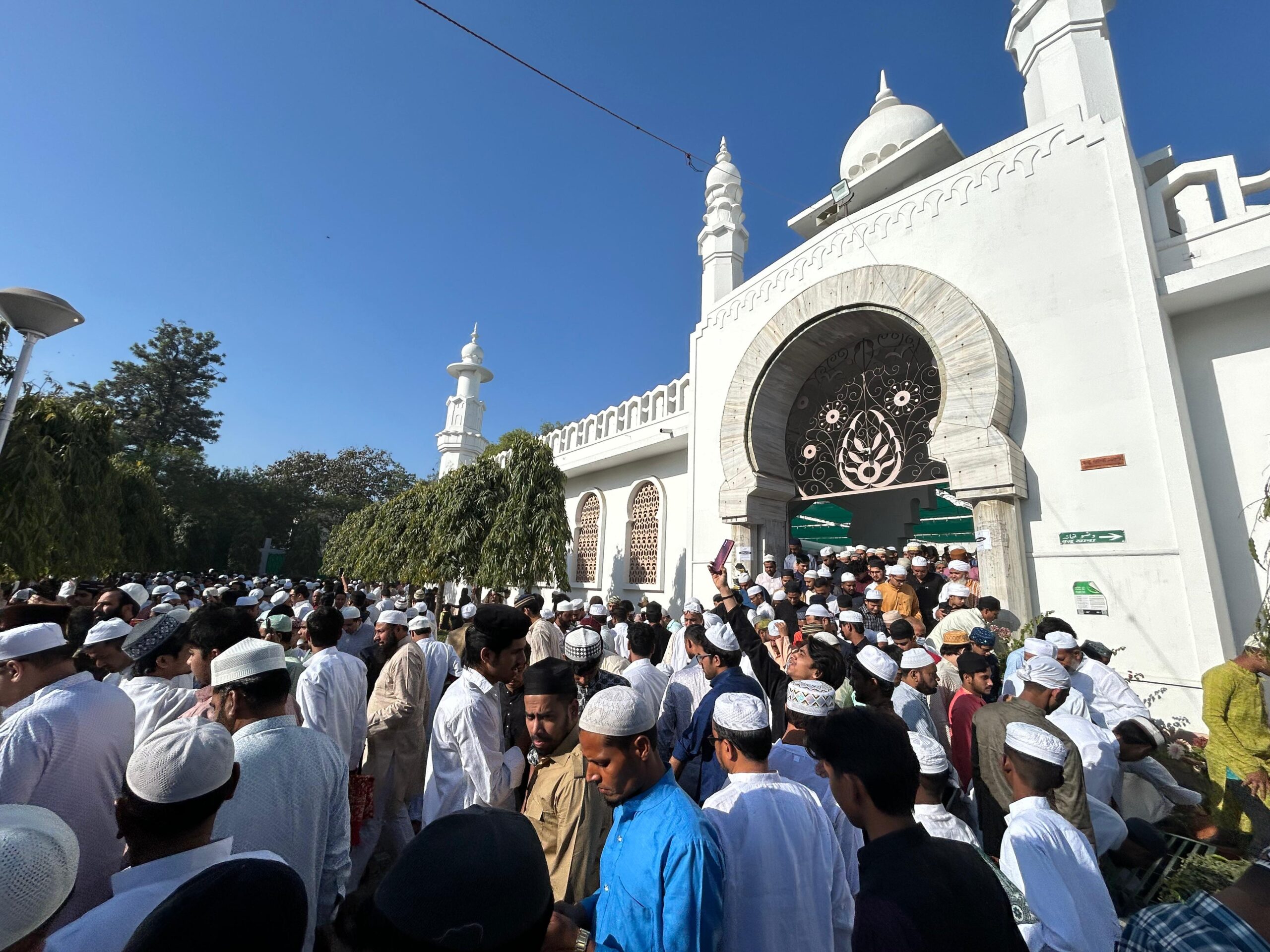 जामिया मिल्लिया इस्लामिया दिल्ली की जामा मस्जिद से ईद की नमाज अदा करने के बाद निकलते लोग.